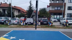 Ministar Omerović naredio uklanjanje zastave BiH nacrtane na igralištu škole u Tuzlanskom kantonu/Screenshot