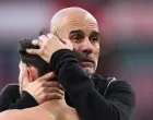 Soccer Football - Premier League - Arsenal v Manchester City - Emirates Stadium, London, Britain - September 21, 2025 Manchester City manager Pep Guardiola and Bernardo Silva embrace after the match REUTERS/Hannah Mckay EDITORIAL USE ONLY. NO USE WITH UNAUTHORIZED AUDIO, VIDEO, DATA, FIXTURE LISTS, CLUB/LEAGUE LOGOS OR 'LIVE' SERVICES. ONLINE IN-MATCH USE LIMITED TO 120 IMAGES, NO VIDEO EMULATION. NO USE IN BETTING, GAMES OR SINGLE CLUB/LEAGUE/PLAYER PUBLICATIONS. PLEASE CONTACT YOUR ACCOUNT REPRESENTATIVE FOR FURTHER DETAILS../Foto: Hannah Mckay