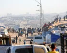 Palestinci nastavljaju migrirati prema sjevernoj Gazi zbog intenzivnih napada izraelske vojske u gradu Gazi, Gaza, 2. oktobra 2025. Lokalno stanovništvo, noseći stvari koje su mogli, krenulo je automobilima, konjskim zapregama i pješice ulicom al-Rashid prema centralnom dijelu Gaze./Mohammed Nassar