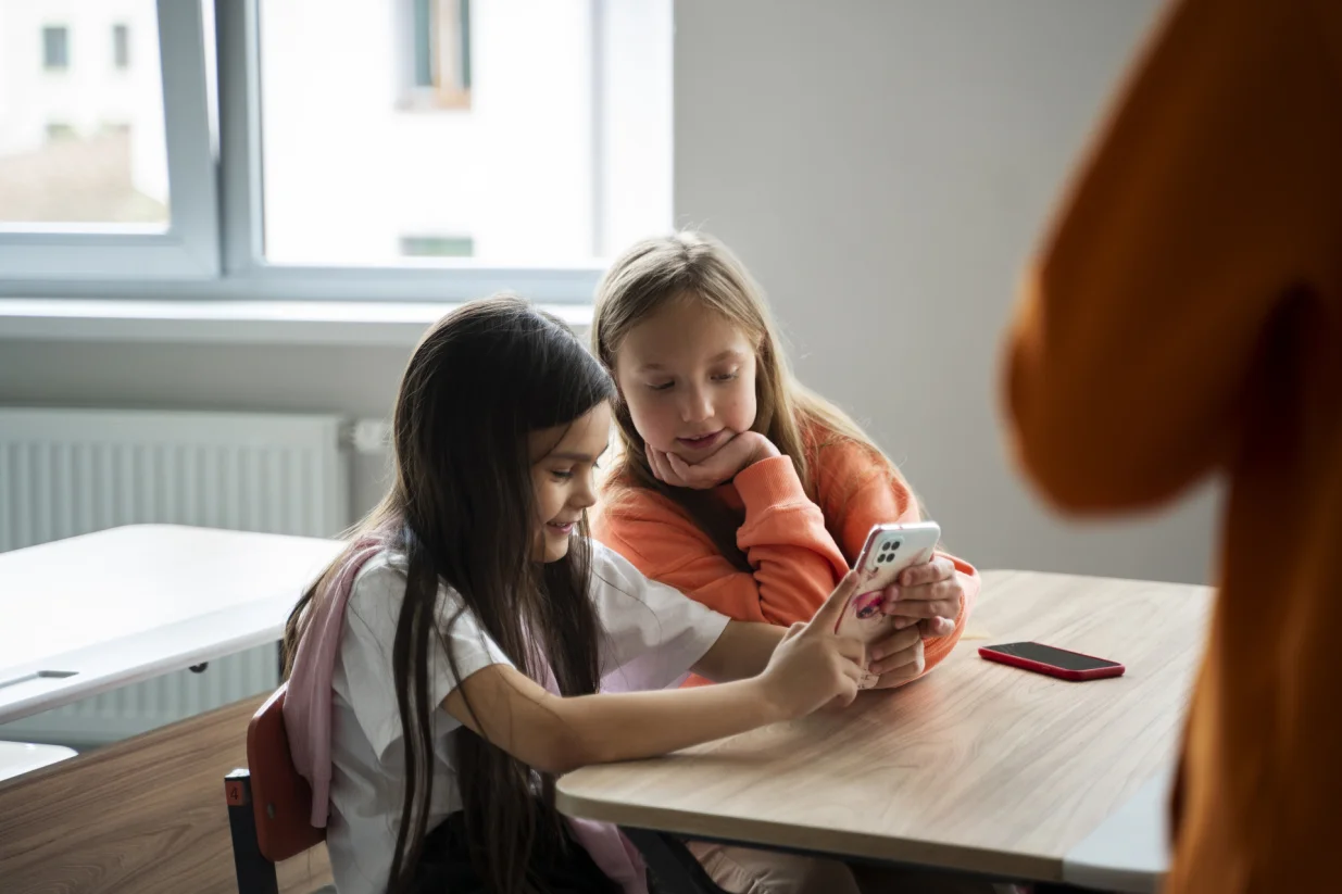 djeca i mobiteli, škola, mobiteli, zabrana mobitela u školi, /Freepik