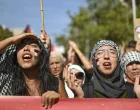 BARCELONA, ŠPANIJA, 4. OKTOBAR: Hiljade aktivista u subotu je marširalo kroz centar Barcelone u znak solidarnosti s Gazom, pozivajući na prekid trgovine oružjem i svih odnosa s IzraelomGradska policija procijenila je odziv na oko 70.000 ljudi, dok su organizatori iz grupe "Prou Complicitat amb Israel" procijenili brojku na oko 300.000.Protest, održan pod sloganom "Zaustavite genocid u Palestini, okončajte trgovinu oružjem i veze s Izraelom, za potpuni embargo", započeo je kod Jardinets de Gracia, a završio kod Slavoluka pobjede, gdje je pročitan manifest i izložen veliki transparent podrške Palestini.Demonstranti su skandirali "Od rijeke do mora, Palestina će biti slobodna" i "Oslobodite Palestinu", dok su neki aktivisti ispisivali slogane sprejem po trgovinama, restoranima i bankama duž Passeig de Gracia, optužujući ih da su "saučesnici u genocidu".Marš je uglavnom prošao bez incidenata, a završni skup s govorima građanskih i kulturnih grupa bio je zakazan za poslijepodne. U svom saopštenju, organizacija "Prou Complicitat amb Israel" optužila je zapadne vlade, uključujući Španiju, da "legitimiziraju genocid" podržavajući takozvani plan Trump-Netanyahu za Gazu. Grupa je saopštila da plan krši Rezoluciju UN-a 1514 o dekolonizaciji i uskraćuje Palestincima pravo na samoopredjeljenje.Organizatori su pozvali Evropsku uniju da suspenduje svoj sporazum o pridruživanju s Izraelom i uvede sveobuhvatni vojni embargo, kao i da prekine diplomatske, kulturne, sportske i ekonomske veze.Također su pozvali špansku vladu da zaustavi prodaju oružja i vojne tehnologije Izraelu, ukine takozvani španski Zakon o zabrani trgovine oružjem i osigura da brodovi povezani s trgovinom oružjem ne pristaju u luku Barcelone. (Lorena Sopena - Anadolu Agency)/