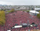 AMSTERDAM, HOLANDIJA - 5. OKTOBAR: Snimak iz zraka prikazuje hiljade demonstranata okupljenih na Museumpleinu koji zahtijevaju odlučnu akciju vlade kako bi se zaustavili izraelski napadi na Gazu, u Amsterdamu, Holandija, 5. oktobra 2025.Protest "Crvena linija" pozvao je na hitne političke mjere i odgovornost za tekuće izraelske napade, dok su organizatori kritikovali nevoljkost holandske vlade da preduzme odlučnu akciju. (Mouneb Taim - Anadolu Agency)/