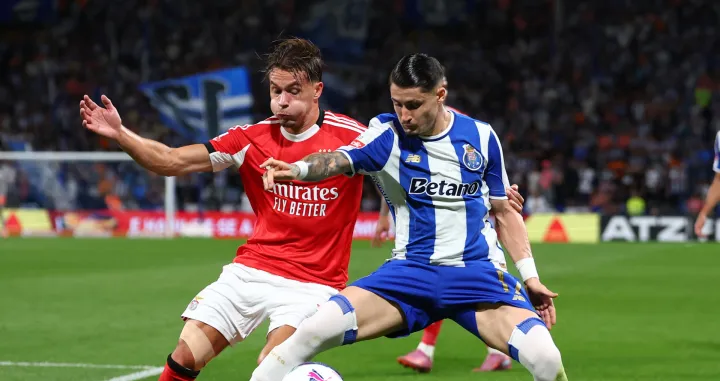 Soccer Football - Primeira Liga - FC Porto v Benfica - Estadio do Dragao, Porto, Portugal - October 5, 2025 Benfica's Amar Dedic in action with FC Porto's Borja Sainz REUTERS/Pedro Nunes/Foto: Pedro Nunes