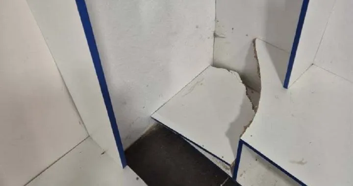 Rabijene police u svlačionici (FOTO: FK Omarska)/Foto: