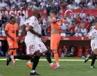 Soccer Football - LaLiga - Sevilla v FC Barcelona - Ramon Sanchez Pizjuan, Seville, Spain - October 5, 2025 Sevilla's Cesar Azpilicueta and Nemanja Gudelj celebrate after FC Barcelona's Robert Lewandowski misses a penalty REUTERS/Marcelo Del Pozo/Foto: Marcelo Del Pozo