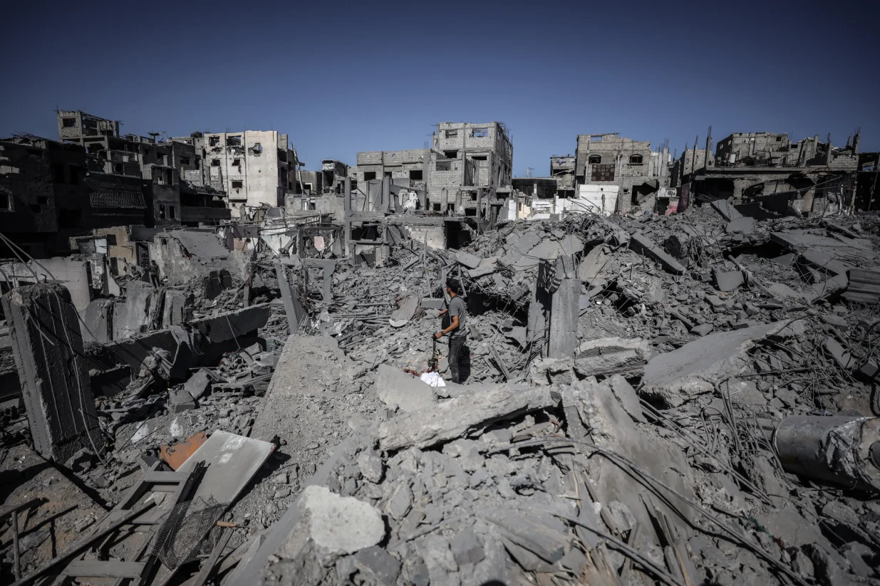 AL SHATI, GAZA - 20. SEPTEMBAR: Pogled na razaranje nakon izraelskog napada na stan palestinske porodice Abu Salmiye koji se nalazi u kampu Al Shati, na sjeveru Gaze, 20. septembra 2025. (Khames Alrefi - Anadolu Agency)/