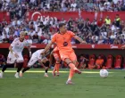 Soccer Football - LaLiga - Sevilla v FC Barcelona - Ramon Sanchez Pizjuan, Seville, Spain - October 5, 2025 FC Barcelona's Robert Lewandowski misses a penalty REUTERS/Marcelo Del Pozo/Foto: Marcelo Del Pozo