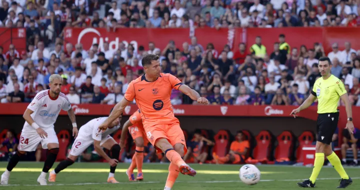 Soccer Football - LaLiga - Sevilla v FC Barcelona - Ramon Sanchez Pizjuan, Seville, Spain - October 5, 2025 FC Barcelona's Robert Lewandowski misses a penalty REUTERS/Marcelo Del Pozo/Foto: Marcelo Del Pozo