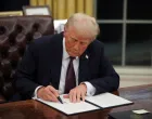 trump potpisuje/