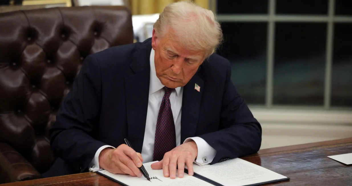 trump potpisuje/