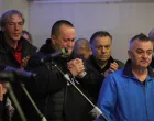Građani se okupili na platou Skenderije kako bi odali počast Halidu Bešliću, među njima i Halidov sin Dino Bešlić/Senad Gubelić