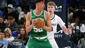 Oct 8, 2025; Memphis, Tennessee, USA; Boston Celtics center Luka Garza (52) handles the ball as Memphis Grizzlies center Lawson Lovering (34) defends during the third quarter at FedExForum. Mandatory Credit: Petre Thomas-Imagn Images/Foto: Petre Thomas
