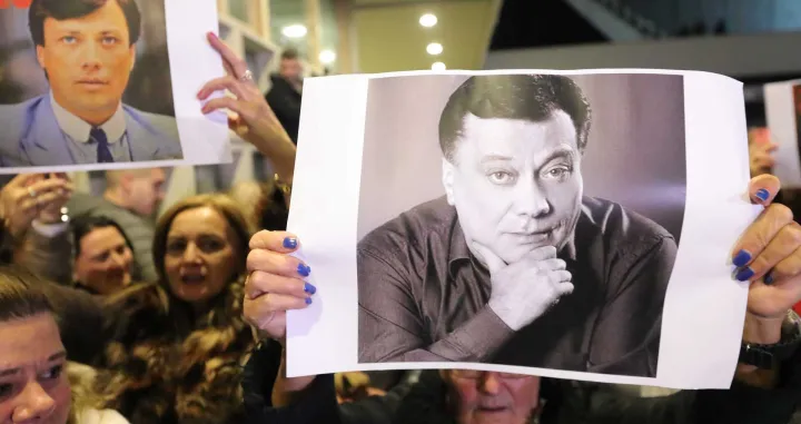Počelo okupljanje građana na platou Skenderije kako bi odali počast Halidu Bešliću/Senad Gubelić