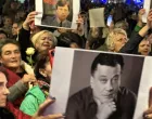 Građani se okupili na platou Skenderije kako bi odali počast Halidu Bešliću/Amir Papić