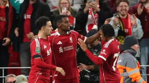 Soccer Football - Carabao Cup - Third Round - Liverpool v Southampton - Anfield, Liverpool, Britain - September 23, 2025 Liverpool's Alexander Isak celebrates scoring their first goal with Curtis Jones and Rio Ngumoha REUTERS/Phil Noble EDITORIAL USE ONLY. NO USE WITH UNAUTHORIZED AUDIO, VIDEO, DATA, FIXTURE LISTS, CLUB/LEAGUE LOGOS OR 'LIVE' SERVICES. ONLINE IN-MATCH USE LIMITED TO 120 IMAGES, NO VIDEO EMULATION. NO USE IN BETTING, GAMES OR SINGLE CLUB/LEAGUE/PLAYER PUBLICATIONS. PLEASE CONTACT YOUR ACCOUNT REPRESENTATIVE FOR FURTHER DETAILS../Foto: Phil Noble