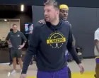 Dončić poklonio patike saigračima (FOTO: Screenshot/X)/Foto: