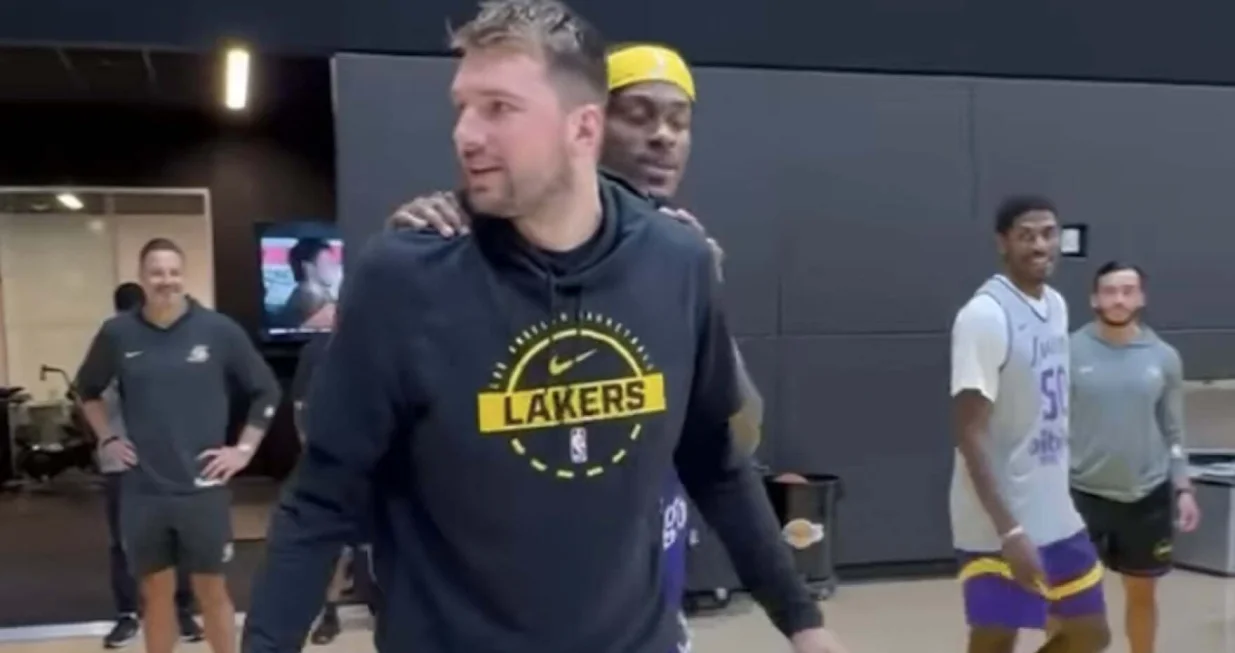 Dončić poklonio patike saigračima (FOTO: Screenshot/X)/Foto: