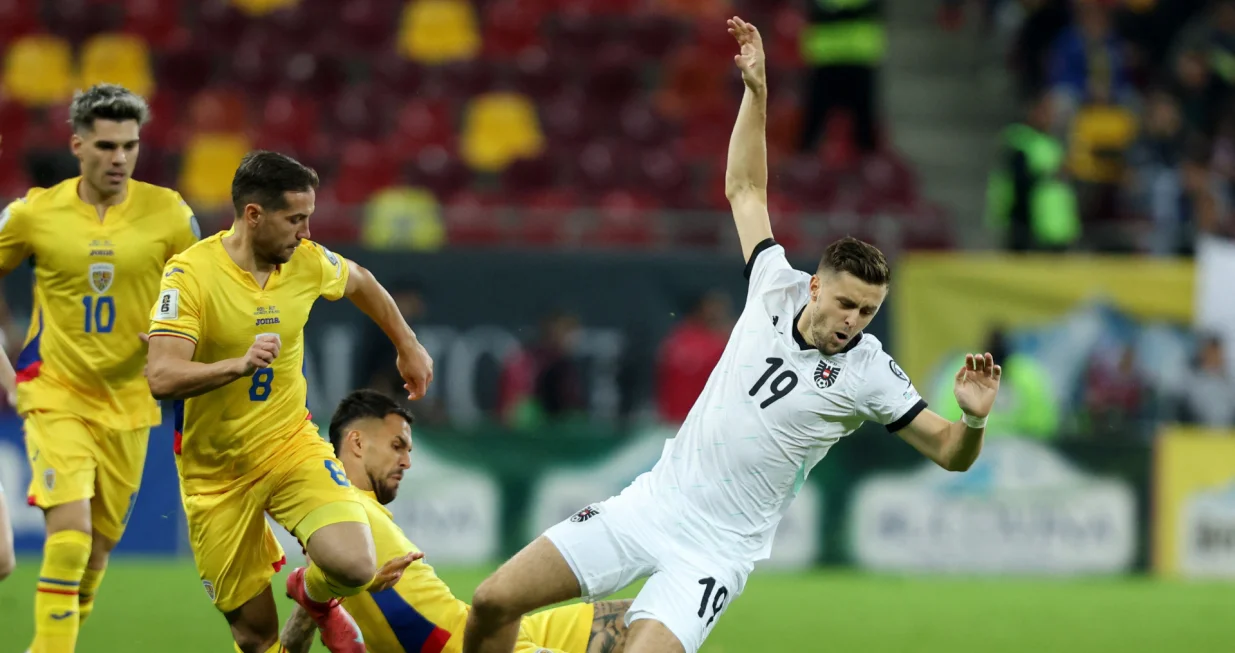 Soccer Football - FIFA World Cup - UEFA Qualifiers - Group H - Romania v Austria - Arena Nationala, Bucharest, Romania - October 12, 2025 Romania's Alexandru Chipciu in action with Austria's Christoph Baumgartner Inquam Photos via REUTERS/Bogdan Buda ROMANIA OUT. NO COMMERCIAL OR EDITORIAL SALES IN ROMANIA. THIS IMAGE HAS BEEN SUPPLIED BY A THIRD PARTY./Foto: Bogdan Buda