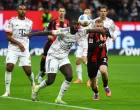 Soccer Football - Bundesliga - Eintracht Frankfurt v Bayern Munich - Deutsche Bank Park, Frankfurt, Germany - October 4, 2025 Bayern Munich's Dayot Upamecano in action with Eintracht Frankfurt's Jonathan Burkardt REUTERS/Kai Pfaffenbach DFL REGULATIONS PROHIBIT ANY USE OF PHOTOGRAPHS AS IMAGE SEQUENCES AND/OR QUASI-VIDEO./Foto: Kai Pfaffenbach