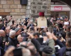 Rijeke ljudi pristižu kod Begove džamije, harem prepun, klanja se podne pa će dzenaza/Senad Gubelić