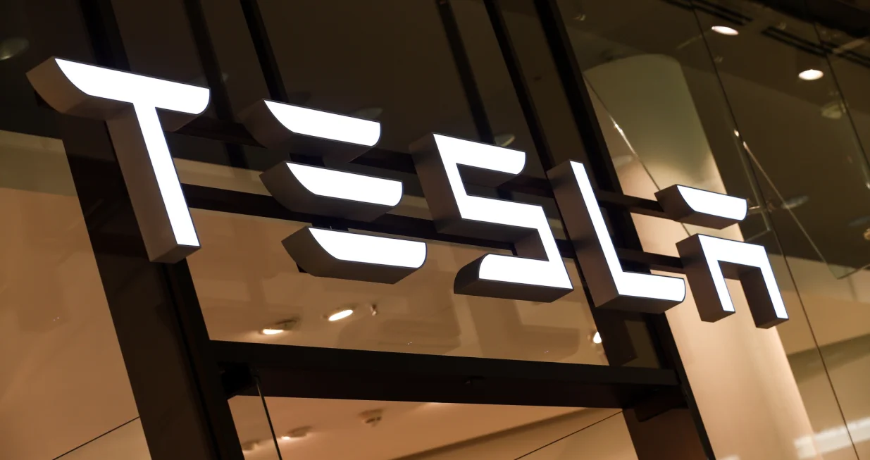 epa08521975 (FILE) - A Tesla logo is seen in a showroom in Berlin, Germany, 13 November 2019 (reissued 01 July 2020). According to reports on 01 July 2020, Tesla has become the most valuable auto company in the world surpassing Toyota. EPA/FELIPE TRUEBA *** Local Caption *** 55831091/Felipe Trueba