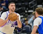 Oct 13, 2025; Salt Lake City, Utah, USA; Utah Jazz center Jusuf Nurkić (30) lines up his shot during the second half over Dallas Mavericks forward Cooper Flagg (32) at Delta Center. Mandatory Credit: Peter Creveling-Imagn Images/Foto: Peter Creveling