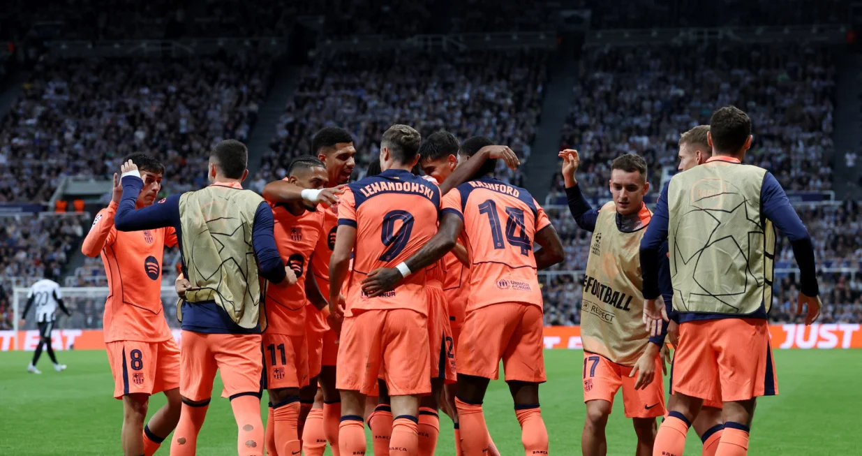 Soccer Football - UEFA Champions League - Newcastle United v FC Barcelona - St James' Park, Newcastle, Britain - September 18, 2025 FC Barcelona's Marcus Rashford celebrates scoring their first goal with teammates REUTERS/Scott Heppell/Foto: Scott Heppell