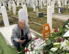 Emir Hažihafizbegović na mezaru Halida Bešlića//