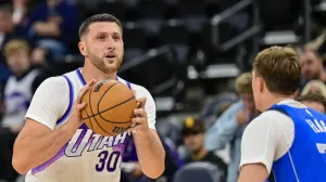 Oct 13, 2025; Salt Lake City, Utah, USA; Utah Jazz center Jusuf Nurkić (30) lines up his shot during the second half over Dallas Mavericks forward Cooper Flagg (32) at Delta Center. Mandatory Credit: Peter Creveling-Imagn Images/Foto: Peter Creveling