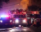 HILLSIDE, SAD - 15. OKTOBAR 2025.Snažna eksplozija u automehaničarskoj radionici u mjestu Hillside u saveznoj američkoj državi New Jersey izazvala je veliki požar šestog stepena, koji je zahvatio više okolnih poslovnih objekata i poslao guste oblake dima u zrak.Vatrogasci iz više jedinica satima su se borili s vatrom kako bi spriječili širenje požara na obližnje stambene objekte.Požar je u potpunosti zahvatio nekoliko zgrada u poslovnoj zoni, a materijalna šteta je velika. (Lokman Vural Elibol - Anadolu Agency)/