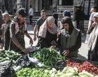 GAZA, PALESTINA – 15. OKTOBAR 2025.Palestinci se okupljaju na pijaci u izbjegličkom kampu Nuseirat dok se roba i zalihe vraćaju u Gazu nakon provedbe primirja.Dolazak proizvoda koji nisu bili dostupni tokom rata donosi obnovljenu aktivnost na lokalnim pijacama širom grada. (Moiz Salhi - Anadolu Agency)/