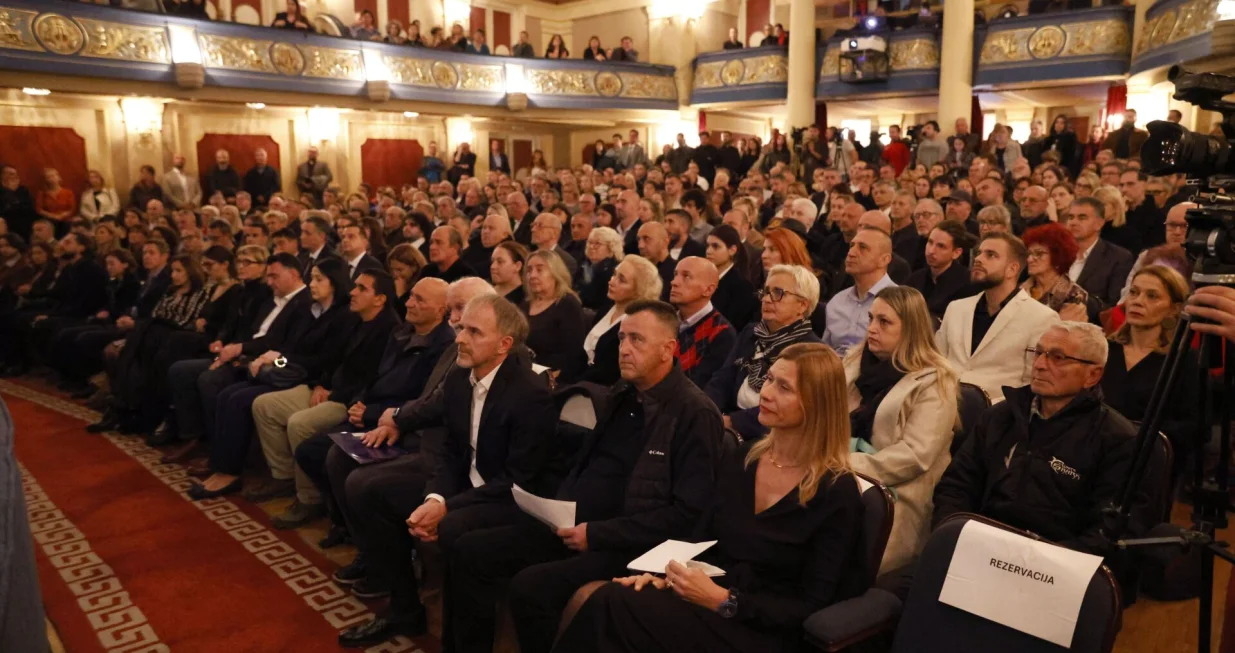 Komemoracija bh. filmskom producentu Damiru Ibrahimoviću u Narodnom pozorištu u Sarajevu. Foto FENA/Amer Kajmović/