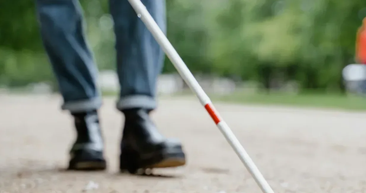 Slijepa osoba, slijepi, slijepac, štap za slijepe osobe, pomagalo/Pexels