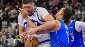 Oct 13, 2025; Salt Lake City, Utah, USA; Dallas Mavericks forward/center Dwight Powell (7) attempts to block the layup from Utah Jazz center Jusuf Nurkić (30) during the second half at Delta Center. Mandatory Credit: Peter Creveling-Imagn Images/Foto: Peter Creveling