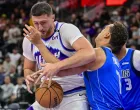 Oct 13, 2025; Salt Lake City, Utah, USA; Dallas Mavericks forward/center Dwight Powell (7) attempts to block the layup from Utah Jazz center Jusuf Nurkić (30) during the second half at Delta Center. Mandatory Credit: Peter Creveling-Imagn Images/Foto: Peter Creveling