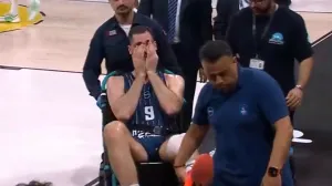 Georgios Papagiannis napušta teren u suzama/Foto: