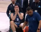 Georgios Papagiannis napušta teren u suzama/Foto: