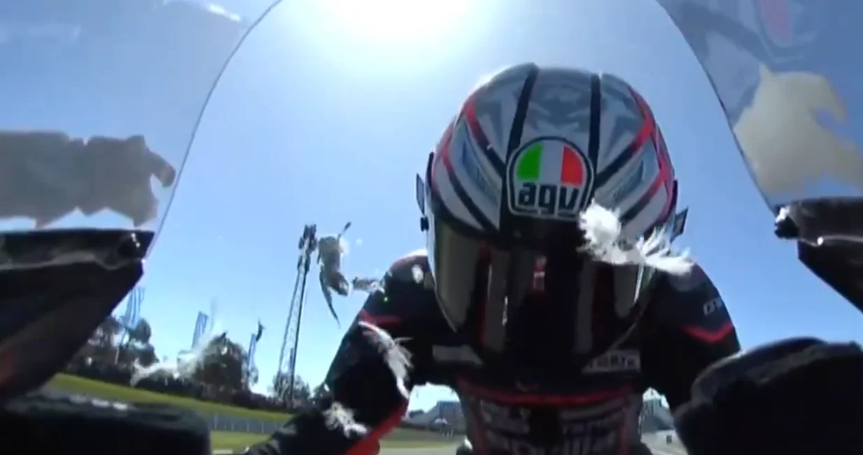 Marco Bezzecchi udara u galeba/Foto: 