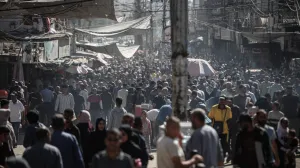 GAZA, PALESTINA – 15. OKTOBAR 2025.Palestinci se okupljaju na pijaci u izbjegličkom kampu Nuseirat dok se roba i zalihe vraćaju u Gazu nakon provedbe primirja.Dolazak proizvoda koji nisu bili dostupni tokom rata donosi obnovljenu aktivnost na lokalnim pijacama širom grada. (Moiz Salhi - Anadolu Agency)/