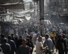 GAZA, PALESTINA – 15. OKTOBAR 2025.Palestinci se okupljaju na pijaci u izbjegličkom kampu Nuseirat dok se roba i zalihe vraćaju u Gazu nakon provedbe primirja.Dolazak proizvoda koji nisu bili dostupni tokom rata donosi obnovljenu aktivnost na lokalnim pijacama širom grada. (Moiz Salhi - Anadolu Agency)/