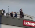 Dragan J. Vučićević, urednik Informera na krovu, tri prsta, provokacije/Prtsc