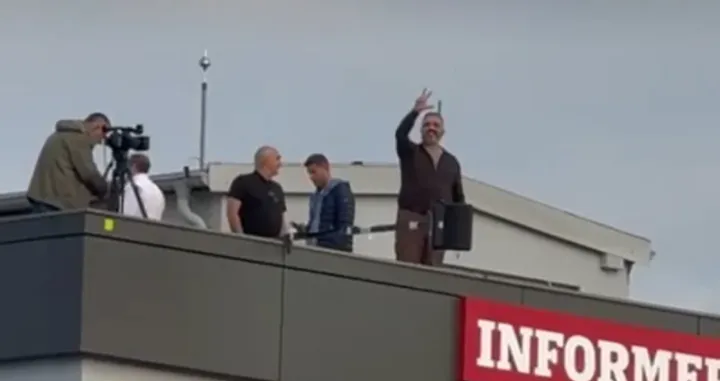 Dragan J. Vučićević, urednik Informera na krovu, tri prsta, provokacije/Prtsc