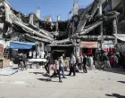 GAZA, PALESTINA – 15. OKTOBAR 2025.Palestinci se okupljaju na pijaci u izbjegličkom kampu Nuseirat dok se roba i zalihe vraćaju u Gazu nakon provedbe primirja.Dolazak proizvoda koji nisu bili dostupni tokom rata donosi obnovljenu aktivnost na lokalnim pijacama širom grada. (Moiz Salhi - Anadolu Agency)/