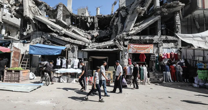 GAZA, PALESTINA – 15. OKTOBAR 2025.Palestinci se okupljaju na pijaci u izbjegličkom kampu Nuseirat dok se roba i zalihe vraćaju u Gazu nakon provedbe primirja.Dolazak proizvoda koji nisu bili dostupni tokom rata donosi obnovljenu aktivnost na lokalnim pijacama širom grada. (Moiz Salhi - Anadolu Agency)/