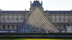 FILE PHOTO: Paris 2024 Olympics - Athletics - Men's Marathon - Paris, France - August 10, 2024. General view of The Louvre museum before the race. REUTERS/Aleksandra Szmigiel/File Photo/Aleksandra Szmigiel