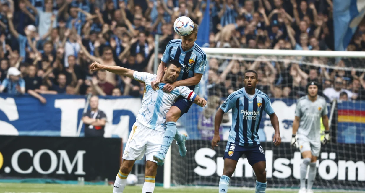 epa10095939 Djurgarden's Rasmus Schueller and Rijeka's Haris Vuckic battle for the ball during the second qualifying round, 2nd leg match in the UEFA Europa Conference League between Djurgardens IF and HNK Rijeka in Stockholm, Sweden, 28 July 2022. EPA/Stefan Jerrevang ***SWEDEN OUT*** SWEDEN OUT/Foto: Stefan Jerrevang