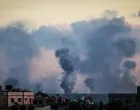 Najmanje sedmero Palestinaca je ubijeno, a više je ranjenih u izraelskim zračnim napadima u centralnom dijelu Pojasa Gaze u nedjelju, uprkos sporazumu o prekidu vatre s Hamasom, rekli su medicinski izvori.Meta napada bili su i istočni dijelovi Khan Yunisa na jugu Pojasa Gaze, iznad kojeg se dižu veliki oblaci dima./Ali Jadallah
