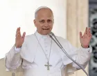 VATIKAN, 17. SEPTEMBAR: Papa Lav XIV pozdravlja vjernike po dolasku na svoju sedmičnu opću audijenciju na Trgu Svetog Petra u Vatikanu, 17. septembra 2025. (Riccardo De Luca - Anadolu Agency)/