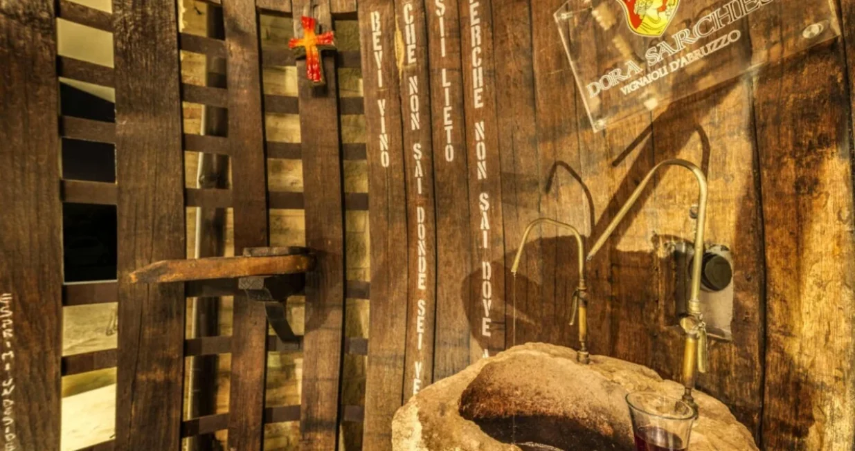 U Italiji postoji javna fontana iz koje vino teče 24 sata dnevno: svatko ga može kušati besplatno, u bilo koje doba dana ili noćiU talijanskom Abruzzu, uz povijesnu rutu Cammino di San Tommaso, prolaznici mogu natočiti čašu vina iz jedinstvene javne fontane koja radi cijele godine i dostupna je svima/