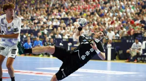 Handball - EHF Men's Handball Champions League - Semi Finals - Fuchse Berlin v HBC Nantes - Lanxess Arena, Cologne, Germany - June 14, 2025 Fuchse Berlin's Mijajlo Marsenic scores a goal REUTERS/Leon Kuegeler/Foto: Leon Kuegeler